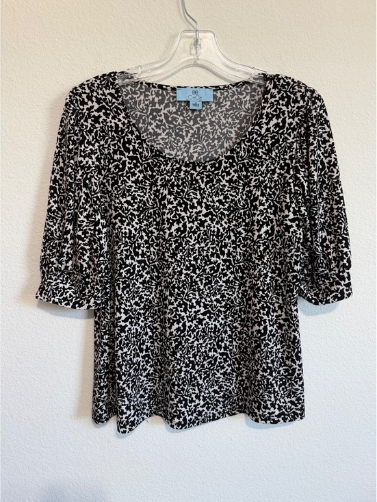 Cece Tops - CeCe Short Sleeve Scoop Neck White/Black Floral Stretch T-Shirt Women's Size M